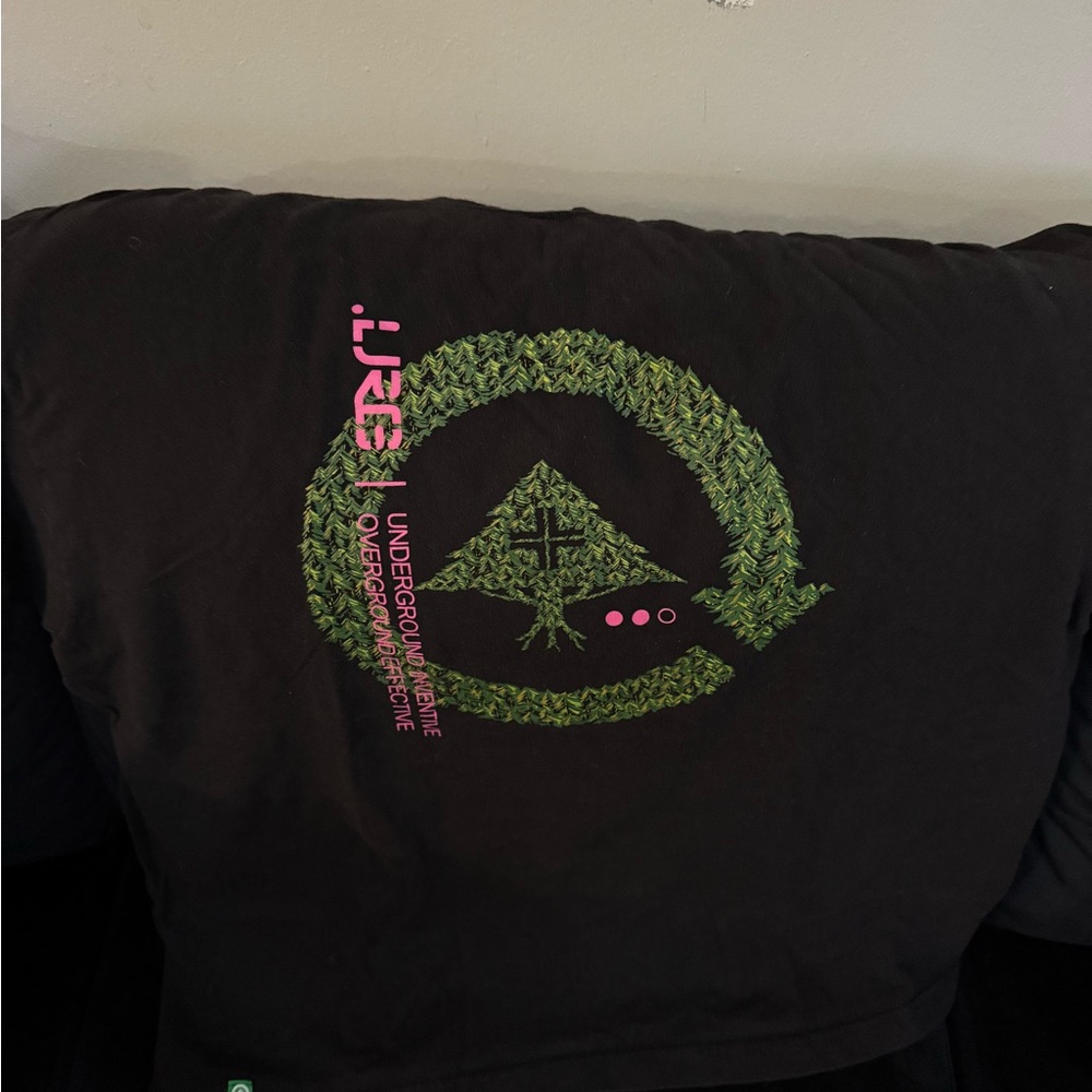 LrG black and green leafy tee